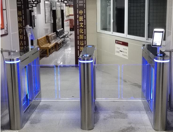 醫(yī)院自助核驗人臉測溫閘機，健康碼防疫閘機的應(yīng)用
