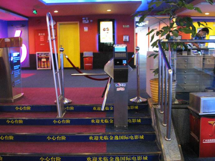 深圳閘機(jī)廠家介紹電影院閘機(jī)的要求及特點(diǎn)