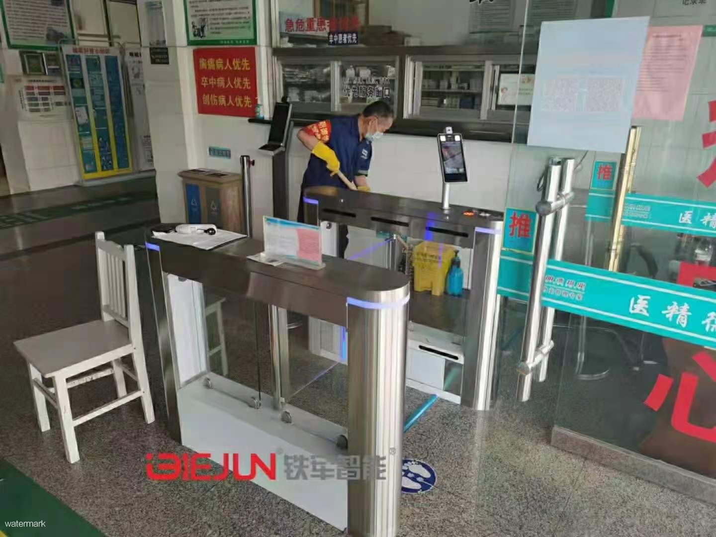 測(cè)溫人臉識(shí)別健康碼閘機(jī) 老人沒健康碼怎么辦
