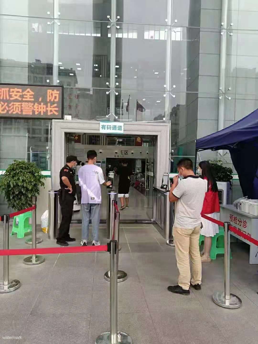 智能人行通道閘機為醫(yī)院出入口創(chuàng)造良好的就醫(yī)環(huán)境
