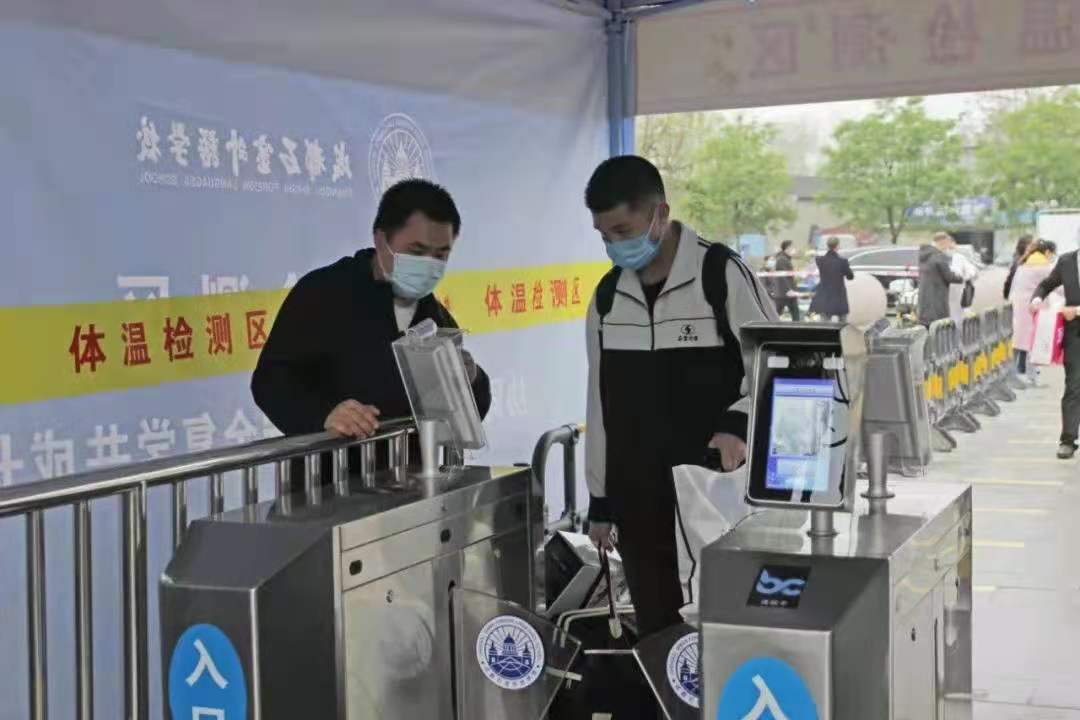 智能防疫門禁閘機(jī)自助核驗有序過閘