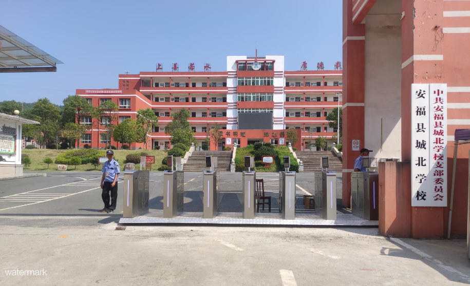 校園出入口人臉?biāo)⒖ㄩT禁閘機承載安全與便捷