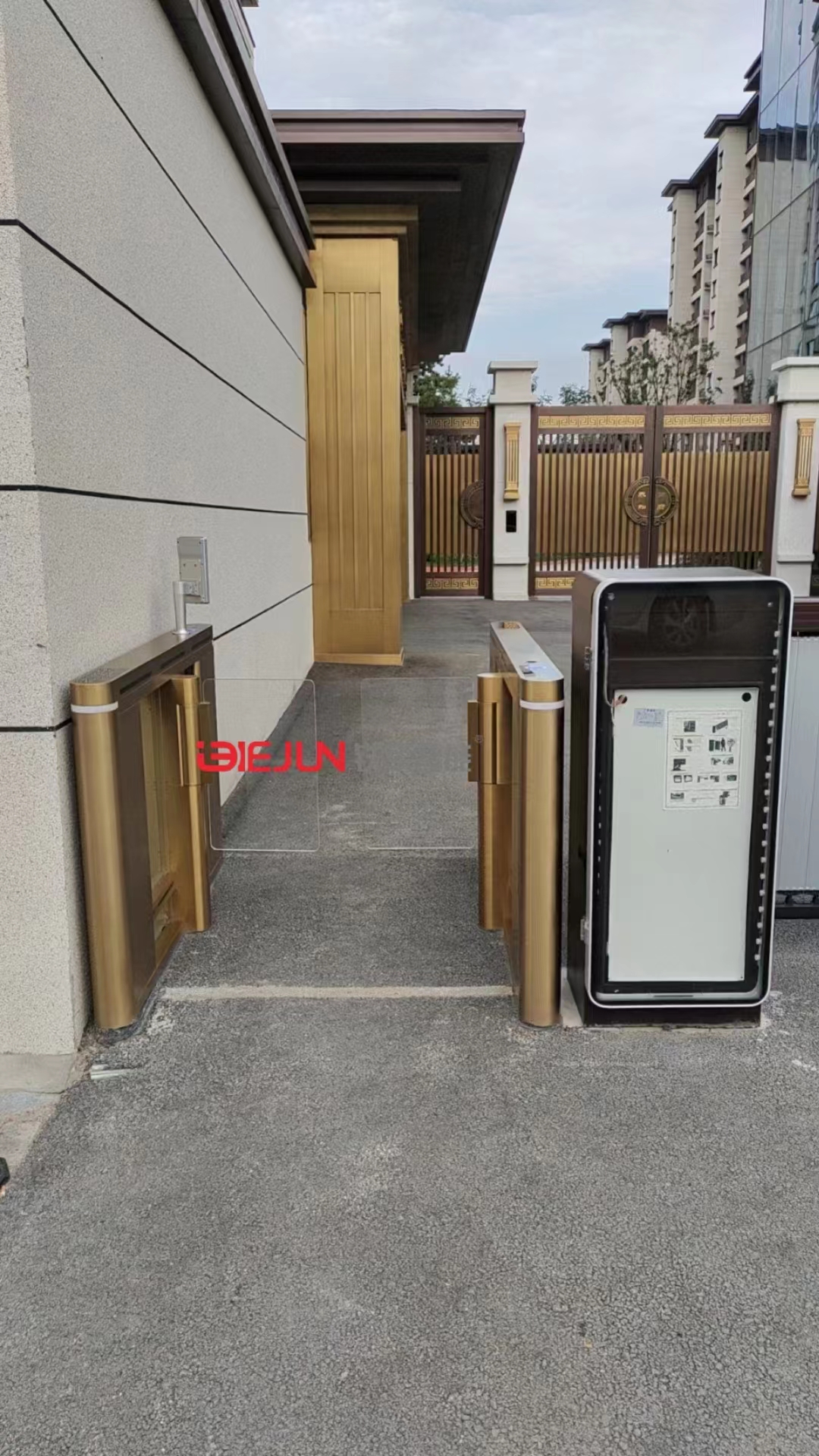 小區(qū)優(yōu)先選擇人臉識(shí)別門禁閘機(jī)的原因