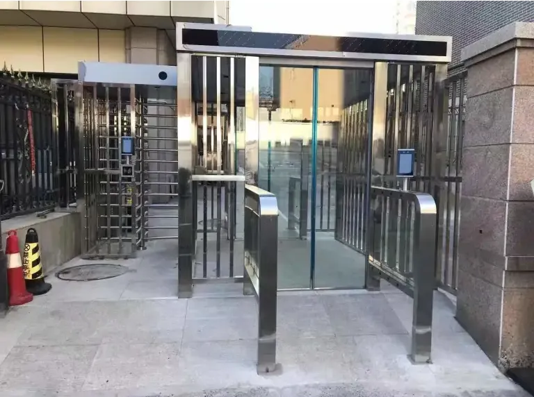 小區(qū)大門進(jìn)出口智能通道閘機(jī)的布線應(yīng)該考慮哪些方面？