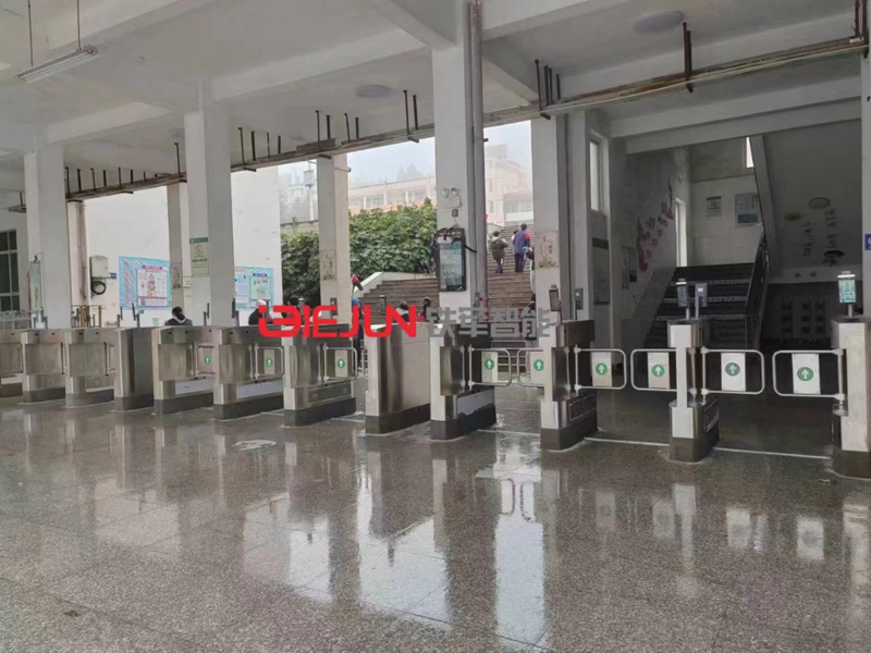 一機(jī)通刷多功能智能閘機(jī)成為智慧校園門禁必備神器