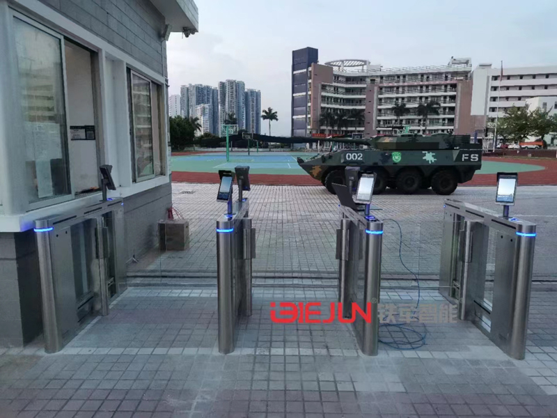 校園智能通行閘機由哪些重要硬件組成？