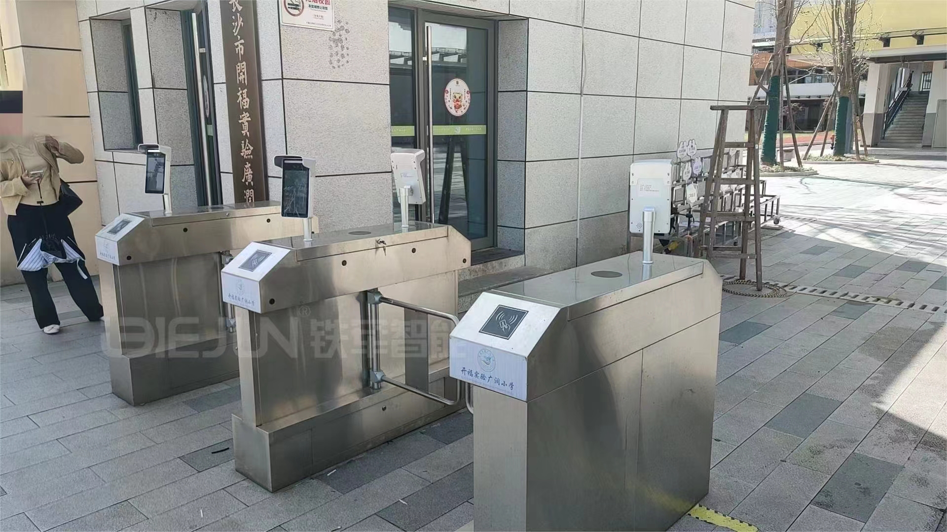 校園人臉識(shí)別擺閘加智慧校園推送平臺(tái)打造學(xué)生在校的第一道安全防線