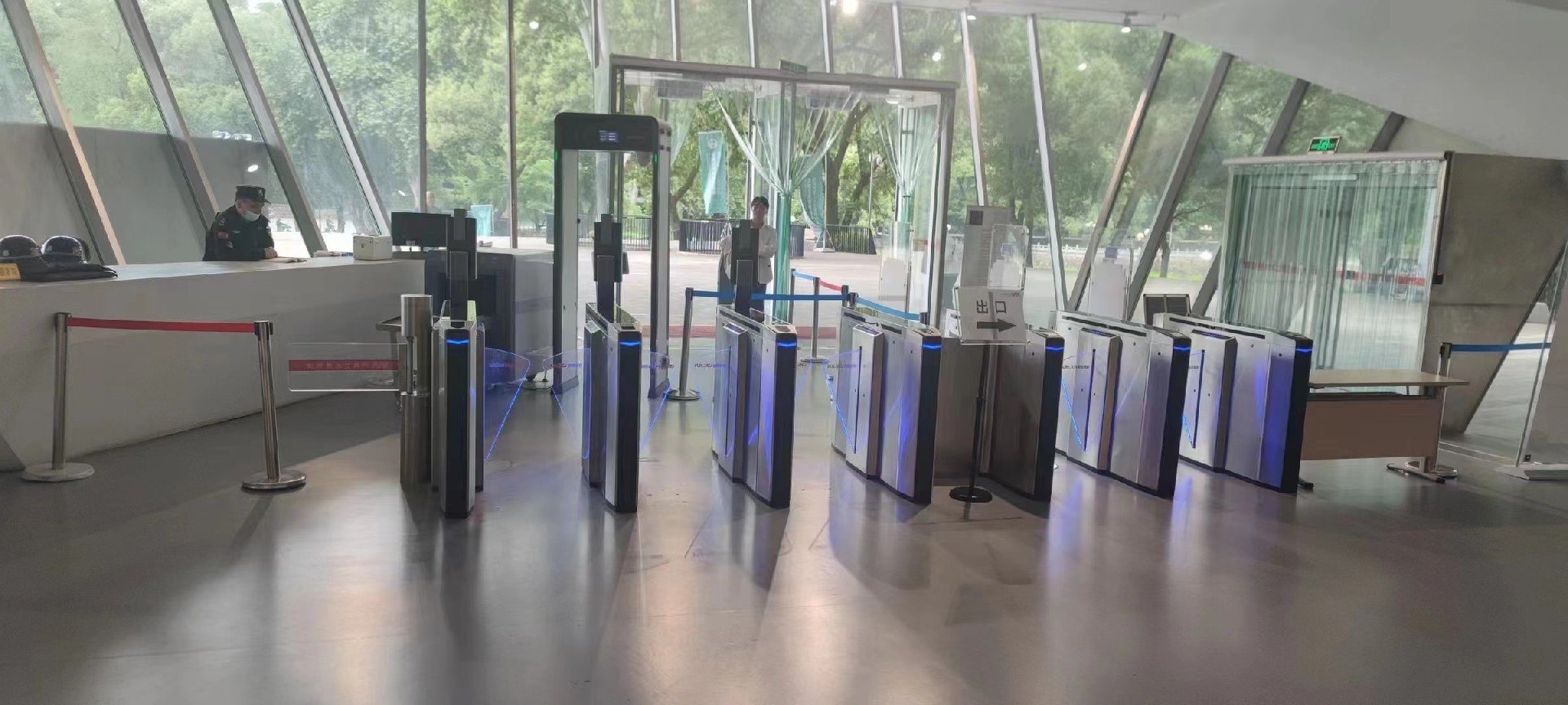 提升通行效率，降低管理成本—人行通道檢票閘機在交通樞紐中的應(yīng)用