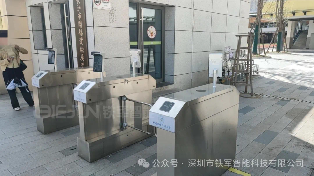 校門安全升級指南：三輥閘vs擺閘，哪種校園通道方案更優(yōu)？