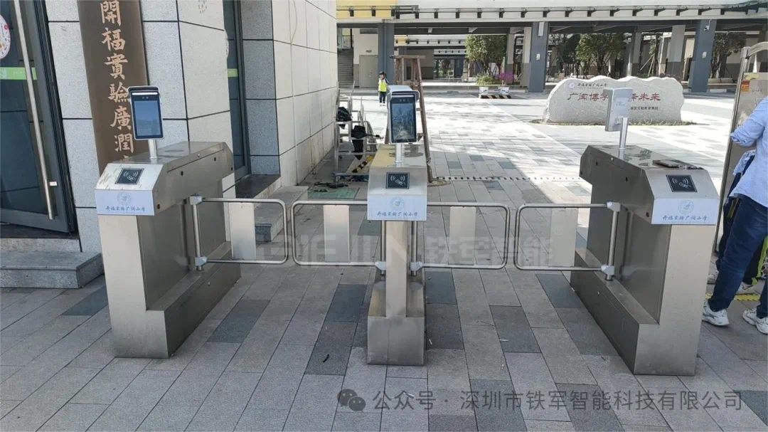 校園人行通道擺閘安裝與優(yōu)選指南：深圳鐵軍智能閘機(jī)推薦